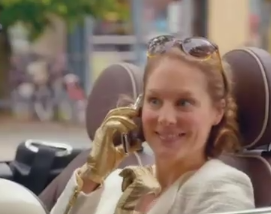 Dorle im Auto beim Telefonieren